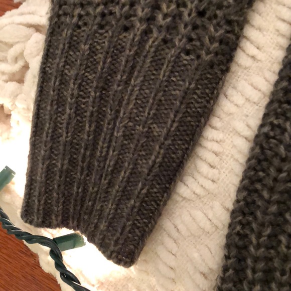 Mid length dark green turtle neck sweater - Picture 5 of 5